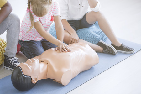 El ingenioso y divertido método para enseñar reanimación cardiopulmonar a los niños