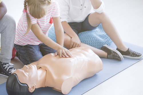 El ingenioso y divertido método para enseñar reanimación cardiopulmonar a los niños