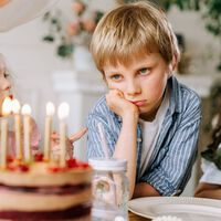 Qué significa ser un niño de cristal y cómo ayudarlo, según los psicólogos