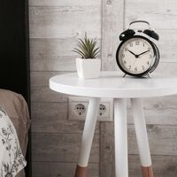 Mitos y realidades sobre si es peligroso dormir cerca de un enchufe eléctrico