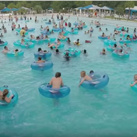 ¿Puedes encontrar al niño que se está ahogando en la piscina antes que el socorrista? Previene ahogamientos