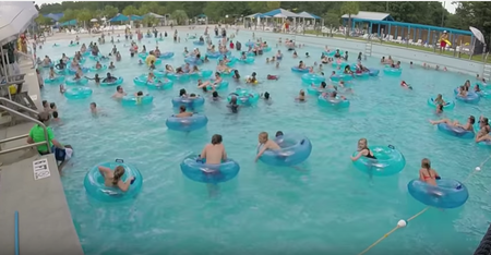 ¿Puedes encontrar al niño que se está ahogando en la piscina antes que el socorrista? Previene ahogamientos
