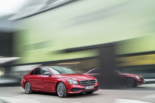 El Mercedes-Benz Clase E 2016 no te sorprenderá por su diseño, pero sí por su tecnología