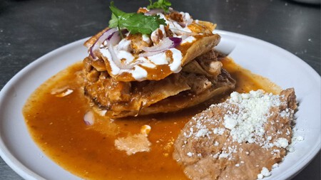 Este es el lugar cerca de Guadalajara donde puedes probar 25 chilaquiles distintos, con cochinita hasta chicharrón