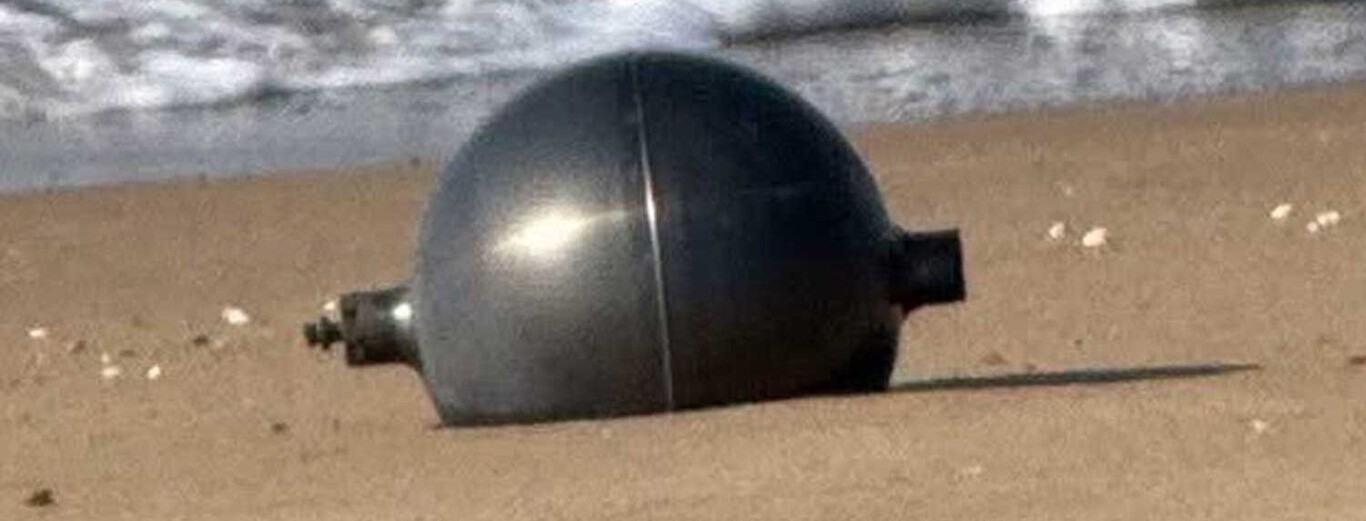 "Vamos a ver cada vez más casos como este”. Hay seis misteriosas esferas en una playa de Australia, y todo apunta a que vinieron del espacio
