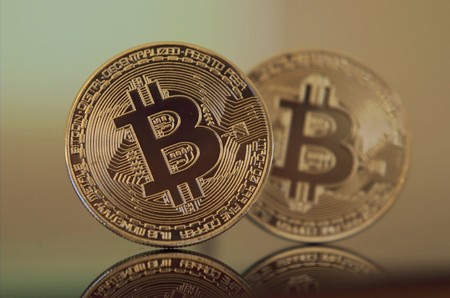 El bitcoin supera los 7.000 dólares, a menos de un mes de haber alcanzado los 5.000
