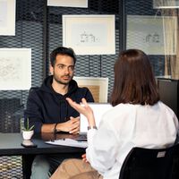 Un jefe confiesa que usa la prueba del café para decidir en entrevistas de trabajo. Hay expertos que le dan la razón