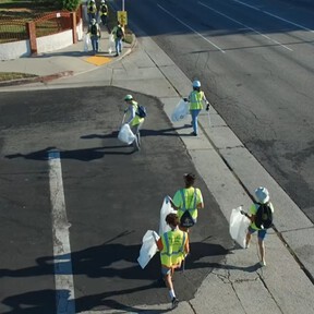 Una jubilada de California comenzó a recoger basura sola durante sus paseos diarios en 2020; seis años después, su grupo de voluntarios ha retirado alrededor de 750.000 libras de basura y ahora organiza jornadas de limpieza en todo el valle 