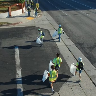 Una jubilada de California comenzó a recoger basura sola durante sus paseos diarios en 2020; seis años después, su grupo de voluntarios ha retirado alrededor de 750.000 libras de basura y ahora organiza jornadas de limpieza en todo el valle 