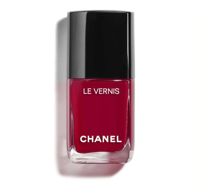 Esmalte de uñas burdeos de Le Vernis de Chanel