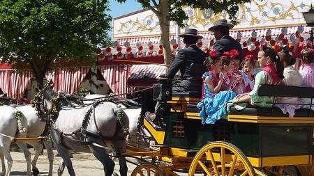 Sevilla: descuentos de hasta el 60 % para mayores en las casetas de distritos en la Feria
