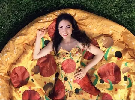 Esta joven se cubrió de pizza en su baile de graduación, literalmente hablando