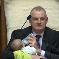 Ejemplos que aplaudimos: el presidente del parlamento de Nueva Zelanda cuida del bebé de un diputado durante un pleno