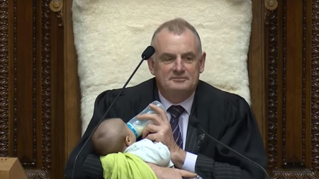 Ejemplos que aplaudimos: el presidente del parlamento de Nueva Zelanda cuida del bebé de un diputado durante un pleno