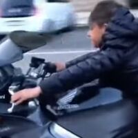 Polémica en Italia: Un vídeo de TikTok caza a un niño de 8 años conduciendo Honda VFR800 de 104 CV y sin casco