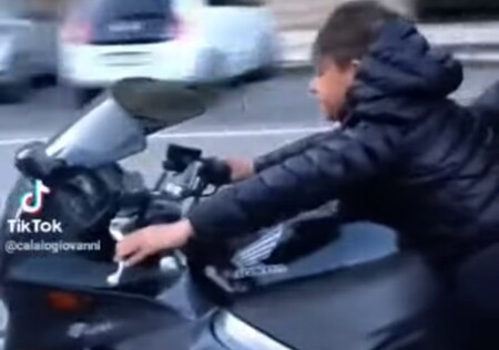 Polémica en Italia: Un vídeo de TikTok caza a un niño de 8 años conduciendo Honda VFR800 de 104 CV y sin casco
