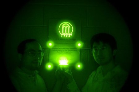 Un grupo de científicos crea el primer material capaz de emitir luz infrarroja