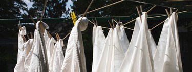 Las expertas en limpieza se ponen de acuerdo: "Una alternativa natural al suavizante es usar vinagre blanco y bicarbonato para lavar las sábanas"