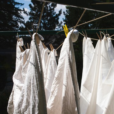 Las expertas en limpieza se ponen de acuerdo: "Una alternativa natural al suavizante es usar vinagre blanco y bicarbonato para lavar las sábanas"