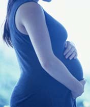 La columna de la mujer evolucionó para soportar el peso del bebé