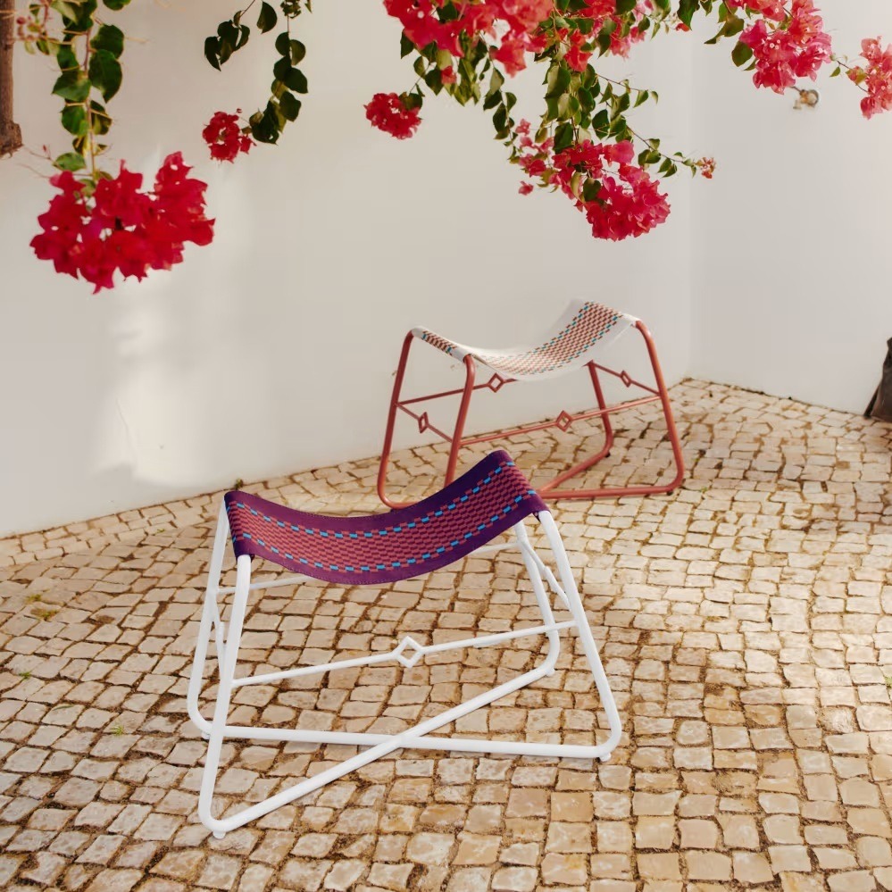Taburete de acero terracota y tela blanca con motivo de damero