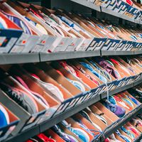 México no quiere que la gente importe zapatos y tenis de China, exigirá pago de impuestos de hasta el 25% 