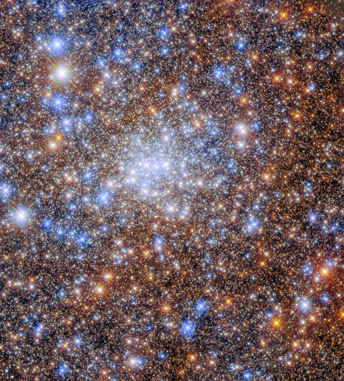 Así ve el telescopio espacial Hubble el corazón de Terzan 4, un campo ...