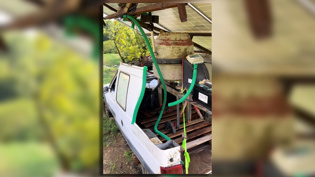 Este ingenioso agricultor ha transformado una C15 y una hormigonera en un seguidor solar para su huerto 