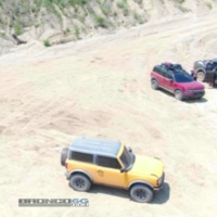 Ford Bronco se asolea en una playa al desnudo y sin temor a los paparazzis