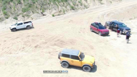 Ford Bronco se asolea en una playa al desnudo y sin temor a los paparazzis