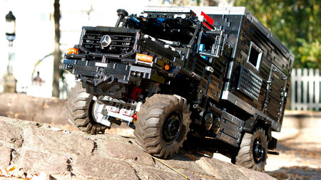 Este Mercedes-Benz Zetros es un camper extremo que desearías que fuese real y no un LEGO