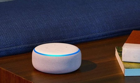 El compacto altavoz inteligente Echo Dot de Amazon está rebajado a menos de 20 euros con un mes de Music Unlimited
