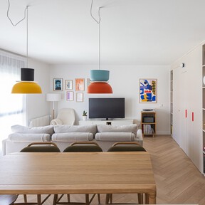 Esta pareja decidió reformar su piso de siempre porque era imposible encontrar la casa de sus sueños. El resultado es espectacular 
