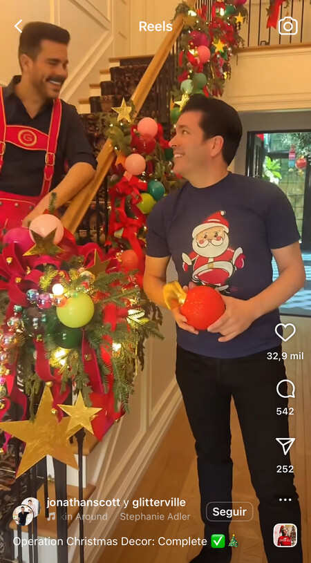 La escalera clásica americana, decorada de Navidad.