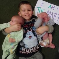 Un niño de cuatro años donará su médula ósea para salvar la vida a sus hermanos mellizos de cuatro meses