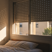 Dejar la persiana entornada por la noche para dormir mejor: la idea tiene trampa (y hay una solución mejor) 