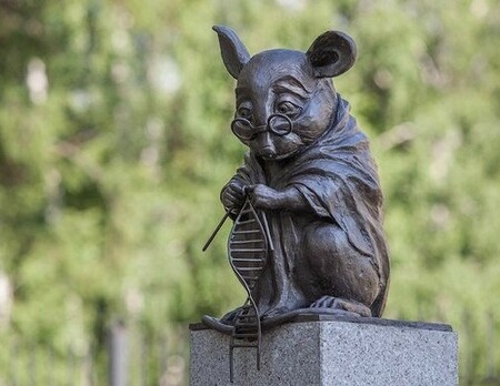 La entrañable escultura de un ratón tejiendo una cadena de ADN que podemos encontrar en Rusia y que nos recuerda su importancia