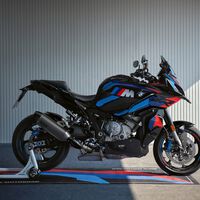 ¡Bestia parda! La nueva BMW M 1000 XR es un arma radical de 201 CV que lo mismo vale para ir de tandas o viajar