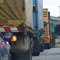 Milhares de caminhões saturam a fronteira do Vietnã: é a porta dos fundos pela qual a China dribla as tarifas americanas 