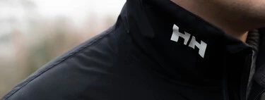 Helly Hansen vende la chaqueta reversible más calentita a mitad de precio para despedirte del frío este otoño 