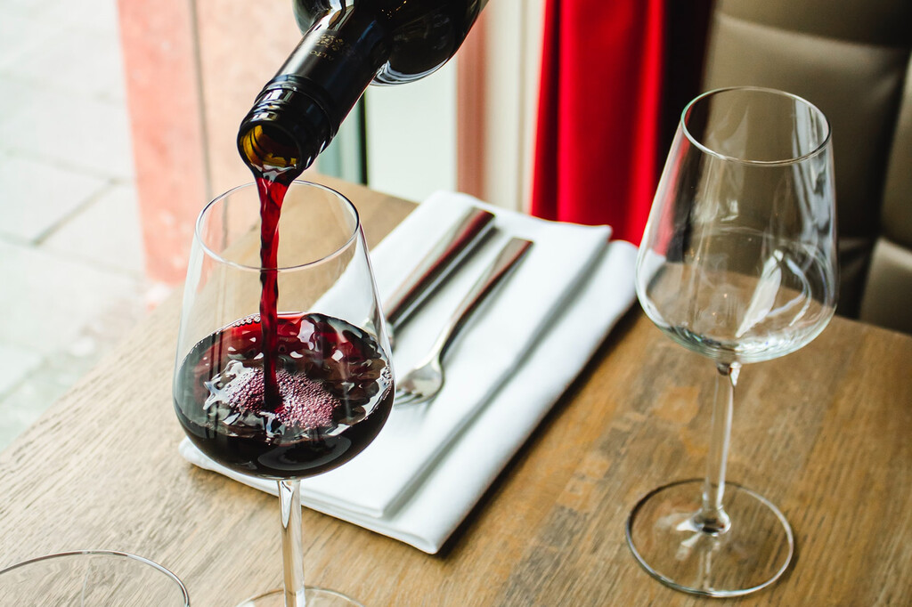 Ni para ver si te gusta ni por postureo: la verdadera razón por la que te dan a probar el vino en el restaurante antes de servirlo