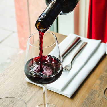 Ni para ver si te gusta ni por postureo: la verdadera razón por la que te dan a probar el vino en el restaurante antes de servirlo 