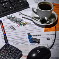 Muchos, muchos más gastos para abrir y facturar menos, el dilema del pequeño comercio