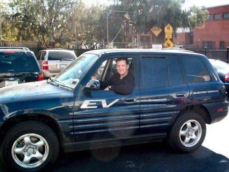 Tom Hanks y su Toyota RAV4 EV