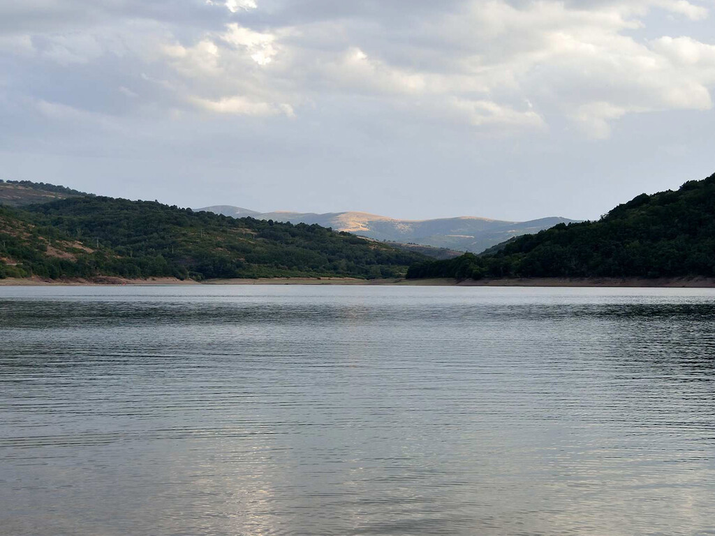 Un paraíso de senderismo y baño en Burgos: embalse y vía verde conectados para remojarse en el Arlanzón a dos pasos de Atapuerca