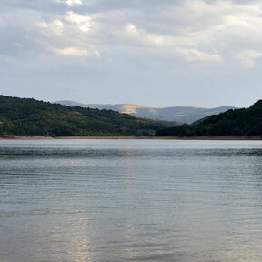 Un paraíso de senderismo y baño en Burgos: embalse y vía verde conectados para remojarse en el Arlanzón a dos pasos de Atapuerca 