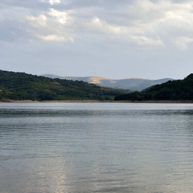 Un paraíso de senderismo y baño en Burgos: embalse y vía verde conectados para remojarse en el Arlanzón a dos pasos de Atapuerca 