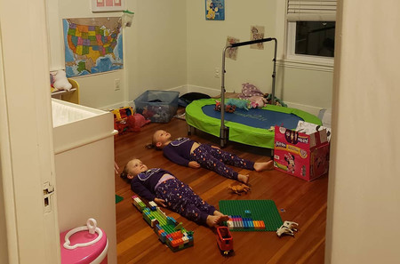 El curioso truco de una madre para tranquilizar a sus hijas antes de dormir (y otros consejos que puedes aplicar en casa)