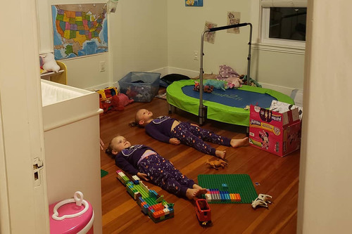 El curioso truco de una madre para tranquilizar a sus hijas antes de dormir (y otros consejos que puedes aplicar en casa)