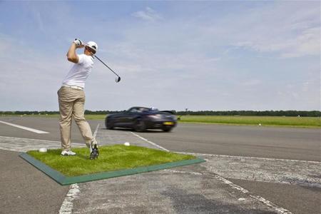 Un Mercedes SLS AMG Roadster "caza" una pelota de golf a 193 km/h
